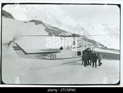 Naranjo de Bulnes (Asturias), febbraio 1970. Salvataggio degli alpinisti Gervasio lastra e José Luis Arrabal. Nell'immagine, José Luis Arrabal viene abbassato su una barella dall'elicottero. Crediti: Album / Archivo ABC / Jaime Pato,José Sánchez Martínez,Vélez Foto Stock