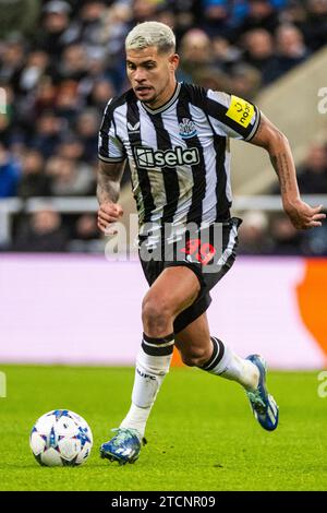 Newcastle upon Tyne, Regno Unito. 13 dicembre 2023. St James Park NEWCASTLE UPON TYNE, INGHILTERRA - 13 DICEMBRE: Bruno Guimarães del Newcastle United al pallone durante la partita della fase a gironi di UEFA Champions League tra Newcastle United FC e AC Milan a St.. James Park il 13 dicembre 2023 a Newcastle upon Tyne, Inghilterra. (Richard Callis/SPP) credito: SPP Sport Press Photo. /Alamy Live News Foto Stock