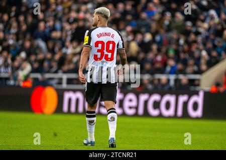 Newcastle upon Tyne, Regno Unito. 13 dicembre 2023. St James Park NEWCASTLE UPON TYNE, INGHILTERRA - 13 DICEMBRE: Bruno Guimarães del Newcastle United torna alla sua posizione durante la partita della fase a gironi di UEFA Champions League tra Newcastle United FC e AC Milan a St.. James Park il 13 dicembre 2023 a Newcastle upon Tyne, Inghilterra. (Richard Callis/SPP) credito: SPP Sport Press Photo. /Alamy Live News Foto Stock