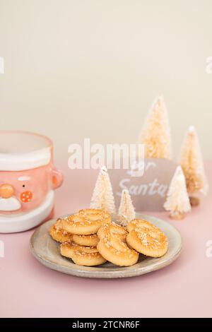 Latte, biscotti e note per Babbo Natale. Foto Stock