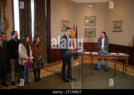 Madrid, 12/11/2019. L'incontro firma un accordo di governo progressivo tra Pedro Sánchez (PSOE) e Pablo Iglesias (Podemos), nel Congresso dei deputati, nella sala da pranzo di gala. Foto: Jaime García. ARCHDC. Crediti: Album / Archivo ABC / Jaime García Foto Stock