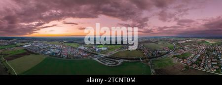 Tramonto sulla città di campagna: Vista aerea del crepuscolo Foto Stock