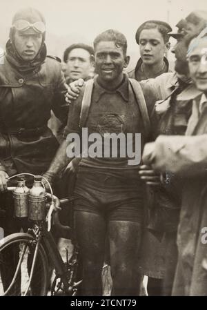 Bilbao, 21 maggio 1936. II giro di Spagna. Nell'immagine, Vicente Carretero, vincitore della tappa tra San Sebastián e Bilbao, dopo aver raggiunto il traguardo. Sulla camicia del corridore, lo scudo del Real Madrid. Crediti: Album / Archivo ABC / Elorza Foto Stock