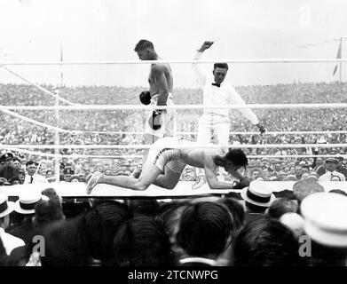 Jersey City, New Jersey (USA) 07/02/1921. Carpentier-Dempsey, per il campionato mondiale dei pesi massimi della National Boxing Association, tenutosi al Boyle's Thirty Acres a Jersey City il 2 luglio 1921. Qui, il momento in cui il campione francese cade a terra sconfitto dal campione nordamericano, e l'arbitro conta i secondi per proclamare la vittoria di Dempsey. Crediti: Album / Archivo ABC / Vidal Foto Stock