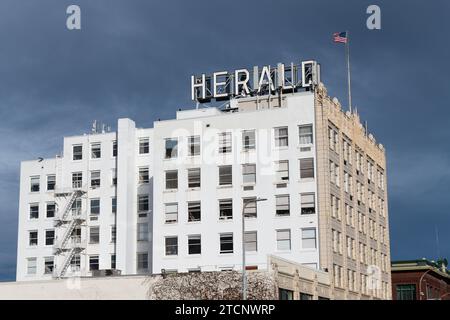 Bellingham, Washington, USA - 5 gennaio 2023; vista lato sud dell'Herald Building a Bellingham Washington con insegna e bandiera Foto Stock