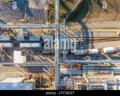 immagini con droni di una grande fabbrica farmaceutica con molti tubi, angoli freddi e ombre interessanti. Foto Stock