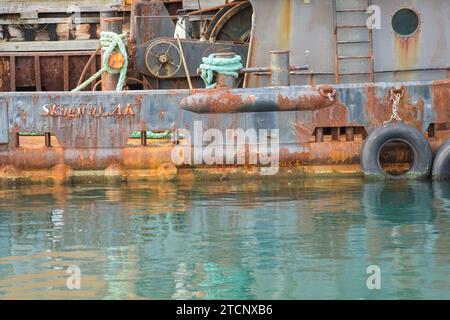 Bellingham, Washington, USA - 5 gennaio 2023; località Skagway Alaska sul lato di un'imbarcazione arrugginita con acqua colorata Foto Stock