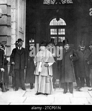 11/27/1911. La commissione Almería. Il Vescovo di Almería, con i Commissari che hanno lasciato il Palazzo, dopo aver offerto i loro omaggi a sua Maestà il Re ieri pomeriggio. Crediti: Album / Archivo ABC / Francisco Goñi Foto Stock