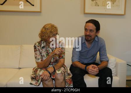 Madrid, 07/10/2015. Incontro del Sindaco di Madrid, Manuela Carmena, con il leader Podemos Pablo Iglesias. Foto: Jaime García ARCHDC. Crediti: Album / Archivo ABC / Jaime García Foto Stock