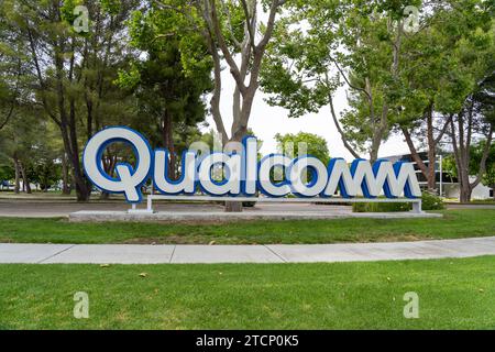 Primo piano dell'insegna Qualcomm Ground presso l'ufficio della Silicon Valley a Santa Clara, Stati Uniti Foto Stock