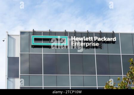 Primo piano del logo Hewlett Packard Enterprise e dell'insegna sull'edificio di San Jose, CA, Stati Uniti Foto Stock