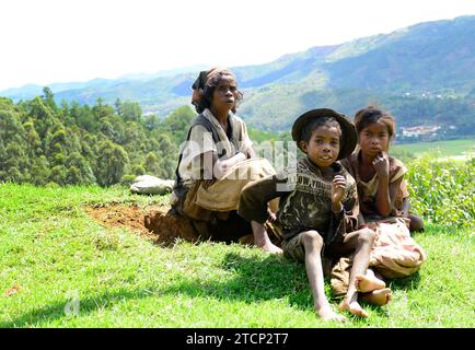 Bambini malgasci in un remoto villaggio nel Madagascar centrale. Foto Stock