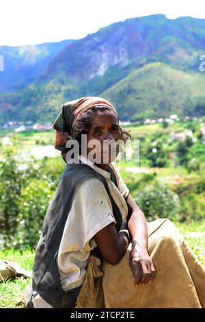 Ritratto di una donna malgascia scattata in un remoto villaggio nel Madagascar centrale. Foto Stock