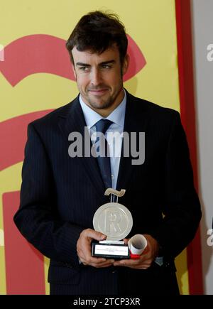 BOADILLA DEL MONTE (MADRID), 02/12/2013.- il Principe e la Principessa delle Asturie, che oggi ha presieduto nella città finanziaria del Banco Santander la cerimonia di presentazione degli accreditamenti ai nuovi ambasciatori onorari del marchio spagnolo, tra cui il pilota di Formula 1 Fernando Alonso (2d), l'attore Antonio Banderas (3d), lo chef José Andrés (dietro, 3d), il direttore del National Cancer Research Center, María Blasco (3d) e l'uomo d'affari Isak Andic, posano per la foto di famiglia accompagnati, tra gli altri, dal presidente del gruppo Santander, Emilio Botín (3d) e dal ministro di Foto Stock