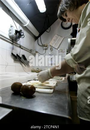 Madrid, 8 novembre 2005. Rapporto dall'acquario dello zoo di Madrid. Preparazione di alimenti per pesci. Foto: IGNACIO GIL...archdc. Crediti: Album / Archivo ABC / Ignacio Gil Foto Stock