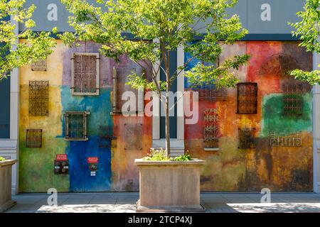 Pareti colorate con motivo in ferro battuto in un vicolo di Santana Row, San Jose, California, Stati Uniti Foto Stock