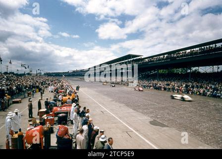 INDIANAPOLIS, IN - MAGGIO 30: Vista generale come le auto corrono lungo la pista durante la 39a Indianapolis 500 il 30 maggio 1955 all'Indianapolis Speedway di Indianapolis, Indiana. (Foto di Hy Peskin) Foto Stock