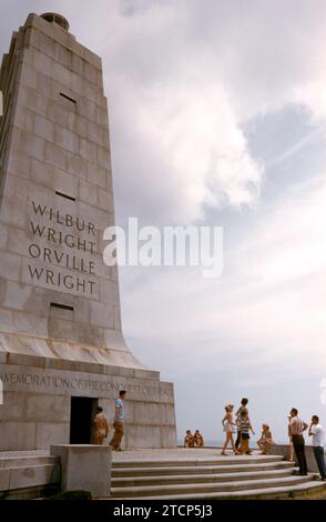 KILL DEVIL HILLS, NC - 1953: vista generale dei Fratelli Wright National Memorial monumento circa 1953 in Kill Devil Hills, North Carolina. Orville Wright (1871-1948) e Wilbur Wright (1867-1912) sono generalmente accreditata con inventare, edificio e battenti nel mondo il primo aereo di successo. (Foto di Hy Peskin) Foto Stock