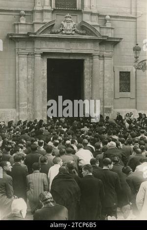 18/05/2016. Valencia, 14/02/1932. Rapina sacrilega nella cattedrale. Nella cappella di nostra Signora dei Rinnegati, un Rosario è stato pregato in azione di riparazione. Nell'immagine, i fedeli che non avevano accesso alla cappella pregavano al centro della piazza. Foto: Barberá Masip. ARCHDC. Crediti: Album / Archivo ABC / Vicente Barbera Masip Foto Stock