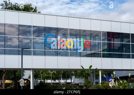 Logo Google sull'edificio della sua sede centrale a Silicon Valley, Mountain View, California, USA Foto Stock