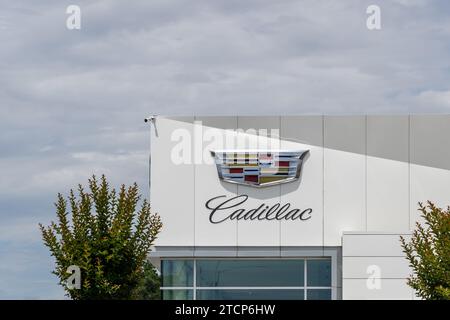Il logo e il cartello della Cadillac sull'edificio si trovano a Dublino, California, Stati Uniti Foto Stock