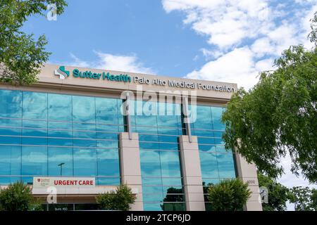 Il cartello "Sutter Health Palo alto Medical Foundation" sull'edificio del Dublin Gateway Medical Center a Dublino, California, USA Foto Stock