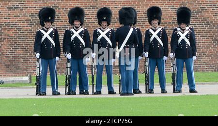 La Guardia reale danese marciava dal castello di Rosenborg verso il palazzo di Amalienborg a Copenaghen, Danimarca. Foto Stock