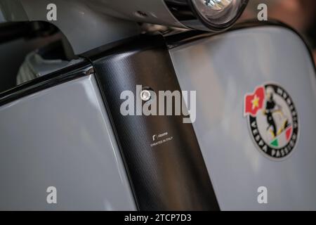 HCMC, VN - dicembre 2023. Vespa GTS TuperTech 300 Motorbike Foto Stock