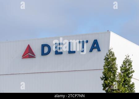 Primo piano del segnale Delta sull'edificio dell'aeroporto internazionale di Seattle-Tacoma a SeaTac, WA, USA Foto Stock