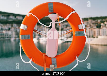 Lifebuoy su un palo d'acciaio con una serratura in riva al mare Foto Stock