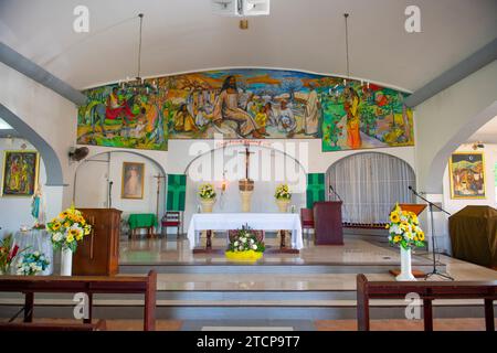 Chiesa cattolica romana di Marigot (francese: Eglise Saint-Martin de Tours) all'interno del centro storico di Marigot, collettività francese di Saint Martin. Foto Stock