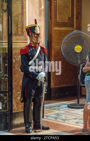 guardia che si tiene al fresco con il ventilatore elettrico presso il mausoleo del generale san martin all'interno della cattedrale metropolitana della santa trinità. la principale chiesa cattolica Foto Stock