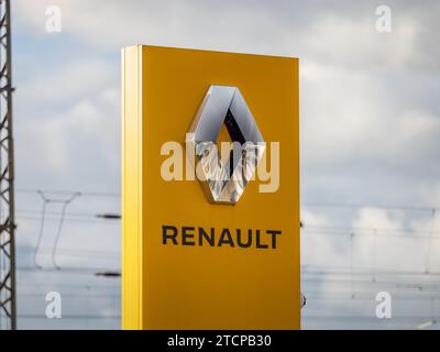 Logo Renault del marchio automobilistico francese. L'emblema si trova all'esterno di un concessionario di auto. L'industria in Europa è un grande datore di lavoro. Foto Stock