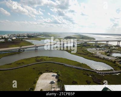 immagini di droni della spiaggia di topsail/isola della carolina del nord in un pomeriggio d'estate. Foto Stock