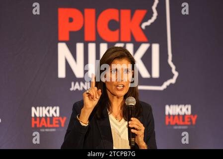 Keene, New Hampshire, USA. 13 dicembre 2023. Campagne di NIKKI HALEY a Keene, New Hampshire, in seguito all'approvazione del governatore del New Hampshire Sununu. (Immagine di credito: © Christy Prosser/ZUMA Press Wire) SOLO USO EDITORIALE! Non per USO commerciale! Foto Stock