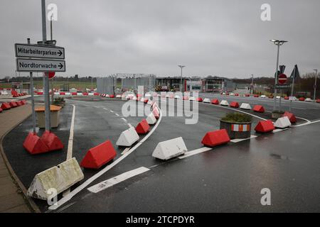 Amburgo, Germania. 13 dicembre 2023. Barriere di cemento assicurano un ingresso all'aeroporto all'ingresso nord dell'aeroporto di Amburgo. Giovedì la commissione per gli affari interni e gli affari economici si riunirà per discutere la presa di ostaggi all'aeroporto di Amburgo il 4 novembre 2023 e il concetto di sicurezza dell'aeroporto. Credito: Christian Charisius/dpa/Alamy Live News Foto Stock