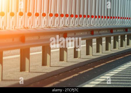 Barriere di sicurezza sull'autostrada. Barriera di sicurezza in acciaio anodizzato. Miglioramento della sicurezza stradale. Foto Stock