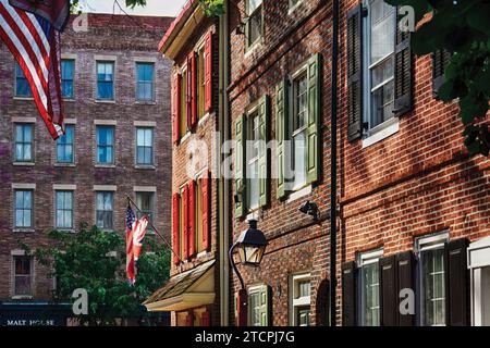 Old Philadelphia Colonial Rowhouses, Elfreth's Alley, Pennsylvania, USA Foto Stock