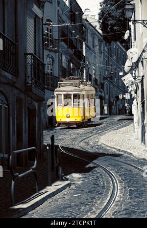 Tram giallo n. 28 nel distretto di Alfama, Lisbona, Portogallo Foto Stock