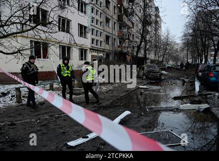 Kiev, Ucraina. 13 dicembre 2023. La polizia si trova vicino a un edificio residenziale distrutto a causa del fuoco di razzi da parte dell'esercito russo. Il 13 dicembre, l'esercito russo attaccò la capitale Ucraina con missili balistici. Tutti e dieci i missili sono stati abbattuti dalle forze di difesa aerea. 53 persone sono rimaste ferite a causa dell'attacco a razzo. Credito: SOPA Images Limited/Alamy Live News Foto Stock