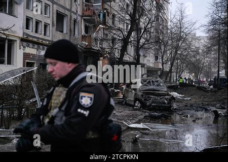 Kiev, Ucraina. 13 dicembre 2023. La polizia si trova vicino a un edificio residenziale distrutto a causa del fuoco di razzi da parte dell'esercito russo. Il 13 dicembre, l'esercito russo attaccò la capitale Ucraina con missili balistici. Tutti e dieci i missili sono stati abbattuti dalle forze di difesa aerea. 53 persone sono rimaste ferite a causa dell'attacco a razzo. Credito: SOPA Images Limited/Alamy Live News Foto Stock