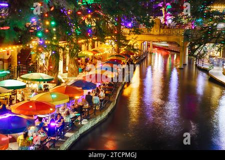 Lungofiume di notte al Café Rio, San Antonio, Texas, Stati Uniti Foto Stock