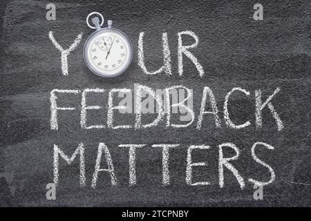 il tuo feedback conta la frase scritta sulla lavagna con cronometro vintage preciso Foto Stock