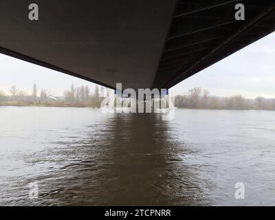 Blick unter der Fleher Bruecke ueber den Rheinstrom mit Hochwasser Duesseldorf Rheinhochwasser Fleher Bruecke **** Vista sotto il ponte Fleher Bruecke sul fiume Reno con inondazione Duesseldorf Reno Fleher Bruecke Bridge Foto Stock