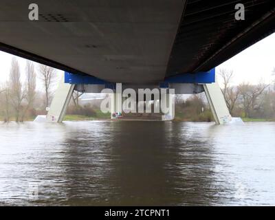 Blick unter der Fleher Rheinbruecke ueber den Hochwasser Rheinstrom Duesseldorf Rheinhochwasser Blick unter Bruecke auf Rheinstrom *** Vista sotto il ponte sul fiume Fleh Rhine sopra il fiume ad alta acqua Duesseldorf inondazione del Reno Vista sotto il ponte sul fiume Reno Foto Stock