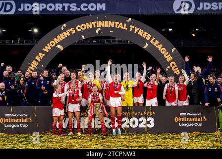 Foto del file datata 05-03-2023 della Katie McCabe dell'Arsenal festeggia con il trofeo Continental Tyres League Cup dopo aver vinto la finale della fa Women's Continental Tyres League Cup. L'Arsenal ha vinto la Continental Cup, battendo il Chelsea 3-1 nella finale al Selhurst Park. Data di emissione: Giovedì 14 novembre 2023. Foto Stock