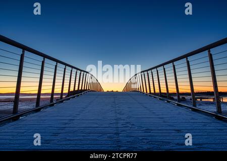 La passerella che porta alla spiaggia est all'alba. Lossiemouth, Morayshire, Scozia Foto Stock