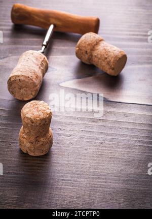 Tappi di champagne e cavatappi su tavola di legno Foto Stock