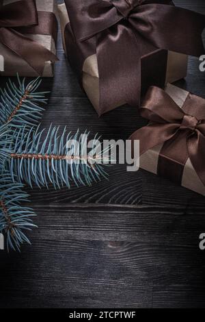 Scatole regalo di Natale Evergreen Tree su legno per vacanze Foto Stock