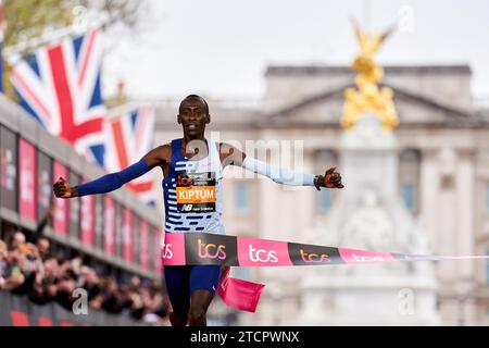 File foto datato 23-04-2023 di Kelvin Kiptum vincendo la maratona maschile di Londra in un record di due ore, un minuto e 25 secondi - la seconda maratona ufficiale più veloce di sempre - con Sir Mo Farah nono nella sua ultima gara sulla distanza di 26 miglia. Data di emissione: Giovedì 14 novembre 2023. Foto Stock